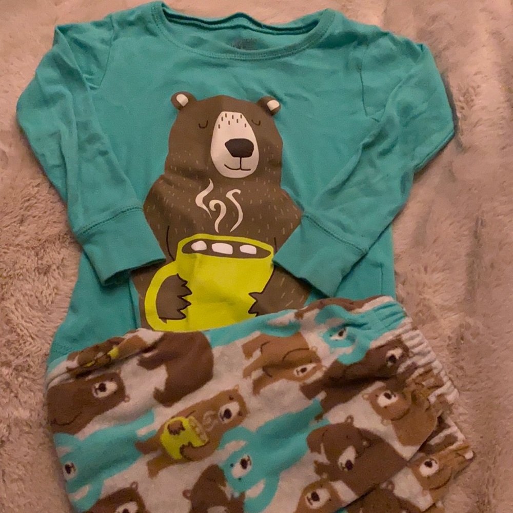 Long sleeve boys bear pajamas. Size 2T.